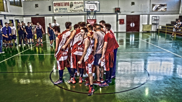 &Delta;ύ&omicron; &nu;ί&kappa;&epsilon;&sigmaf;, &tau;&rho;ί&alpha; &rho;&omicron;&zeta; &phi;ύ&lambda;&lambda;&alpha; &gamma;&iota;&alpha; &tau;&omicron; &mu;&pi;ά&sigma;&kappa;&epsilon;&tau;