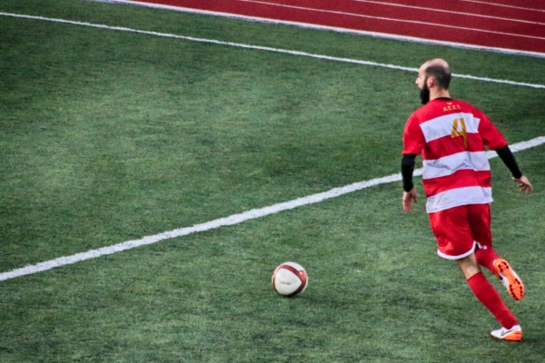 &Mu;&epsilon; &tau;&omicron; &delta;&epsilon;&xi;ί &kappa;&alpha;&iota; &tau;&omicron; &pi;&omicron;&delta;ό&sigma;&phi;&alpha;&iota;&rho;&omicron;